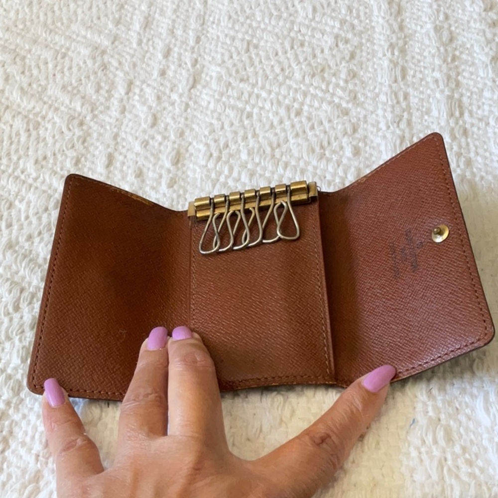 LV MONO KEY HOLDER “”Authentic “ - Picture 4 of 8